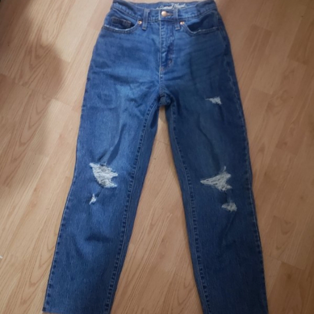 Universal Thread Distressed Jeans